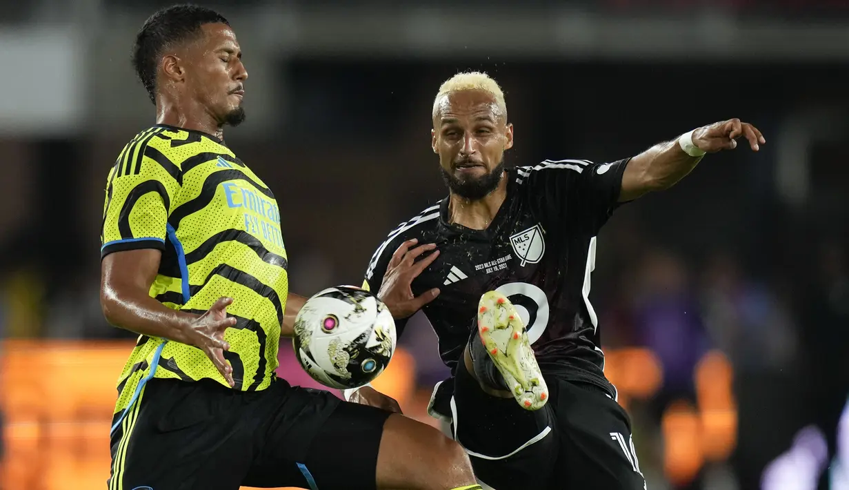 Bek Arsenal, William Saliba (kiri) berebut bola dengan gelandang MLS All-Stars, Hany Mukhtar pada laga pramusim 2023/2024 di Washington DC, Amerika Serikat, Kamis (20/7/2023) pagi WIB. (AP Photo/Alex Brandon)