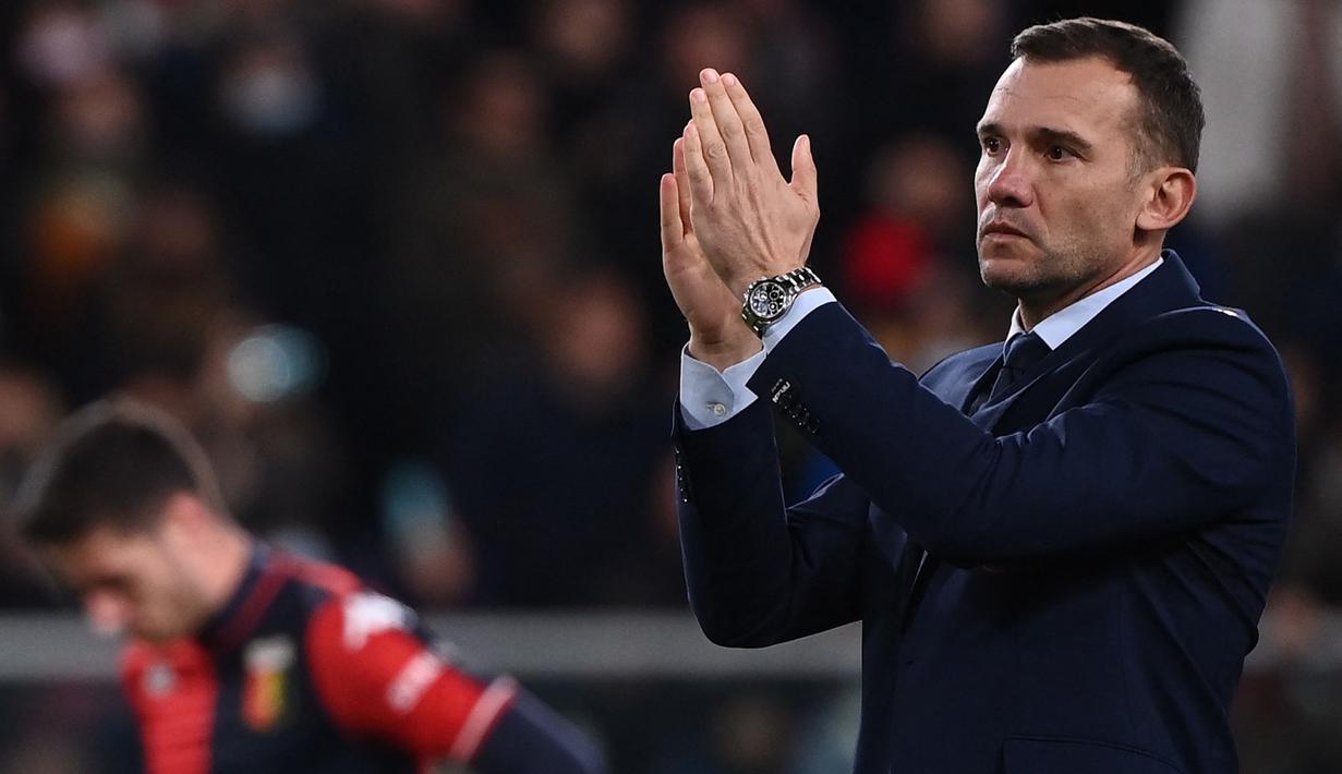 Pertandingan tersebut juga terasa istimewa bagi sang Legenda AC Milan, Andriy Shevchenko yang saat ini ditunjuk menjadi pelatih Genoa menggantikan Davide Ballardini. Pertemuan emosional tersebut sayangnya belum berpihak kepada Genoa. (AFP/Marco Bertorello)