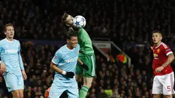 Kiper Manchester United, David de Gea berebut bola dengan pemain PSV, Hector Moreno pada laga liga Champions grup B antara Manchester United vs PSV Eindhoven di Stadion Old Trafford, Manchester, Kamis (26/11/2015) dini hari WIB. (Reuters/Phi Noble)