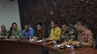 Jajaran direksi Telkom bersama Menkominfo Rudiantara saat konferensi pers terkait gangguan satelit Telkom 1 di Kantor Kemkominfo, Jakarta, Rabu (30/8/2017). (Liputan6.com/Andina Librianty)