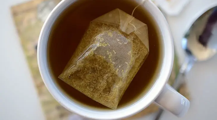 Ternyata memanaskan teh di microwave bisa buat kamu lebih sehat. Kok bisa? (Sumber Foto: Pinterest/twenty20)