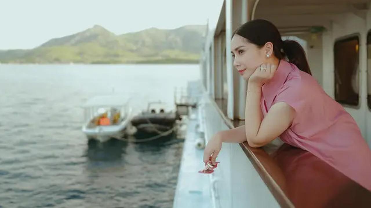 4 Potret Menawan Nagita Slavina di Labuan Bajo, Tampil Elegan dengan Dress Pink