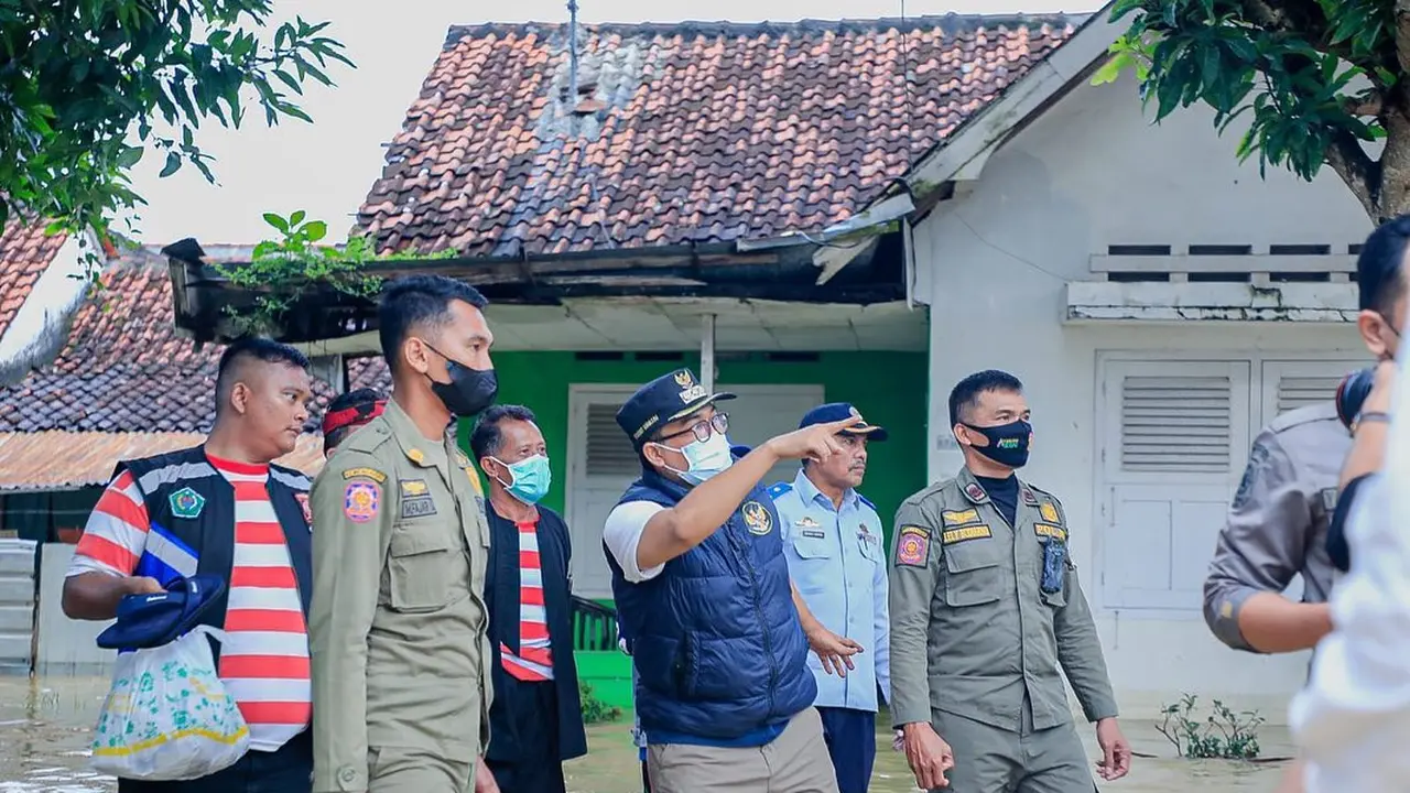 Bupati Pamekasan Baddrut Tamam meninjau lokasi banjir. (Foto: Facebook Ra Baddrut Tamam).
