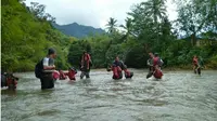Untuk sekolah, para murid SD di sana harus rela menyebrangi sungai yang arusnya begitu deras. (Liputan6.com/Yonif 511/Dibyatara Yodha)