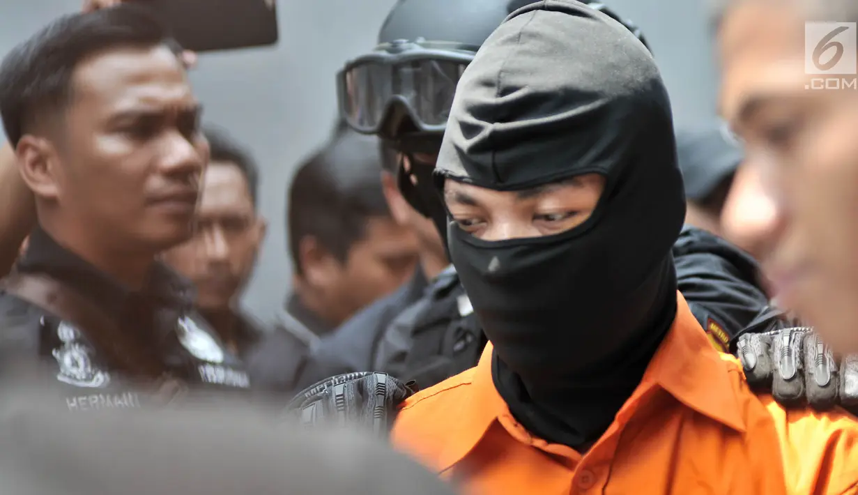 Tersangka Haris Simamora tiba untuk menjalani rekonstruksi pembunuhan keluarga Diperum Nainggolan di Jalan Bojong Nangka, Bekasi, Rabu (21/11). Sebelumnya, Polda Metro Jaya telah menggelar pra-rekonstruksi soal peristiwa itu (Merdeka.com/Iqbal S. Nugroho)