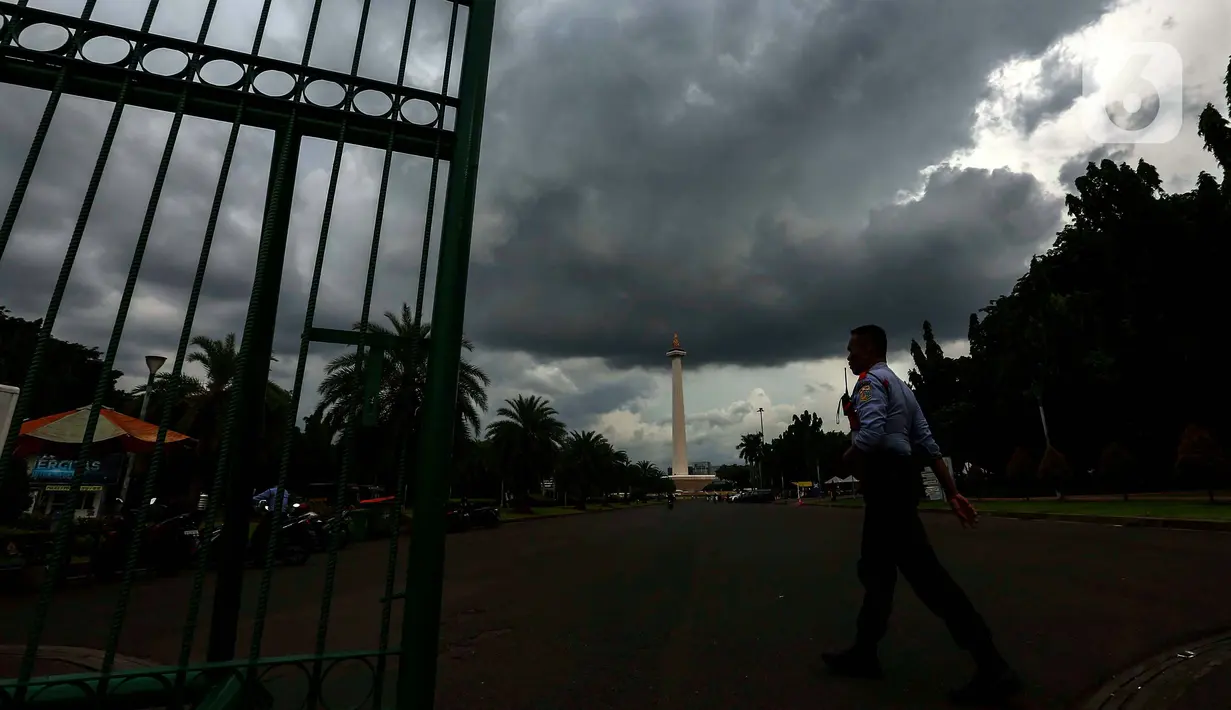 BPBD DKI Jakarta menjelaskan, potensi cuaca ekstrem tersebut berdasarkan hasil pengamatan Badan Meteorologi Klimatologi, dan Geofisika (BMKG). (Liputan6.com/Angga Yuniar)