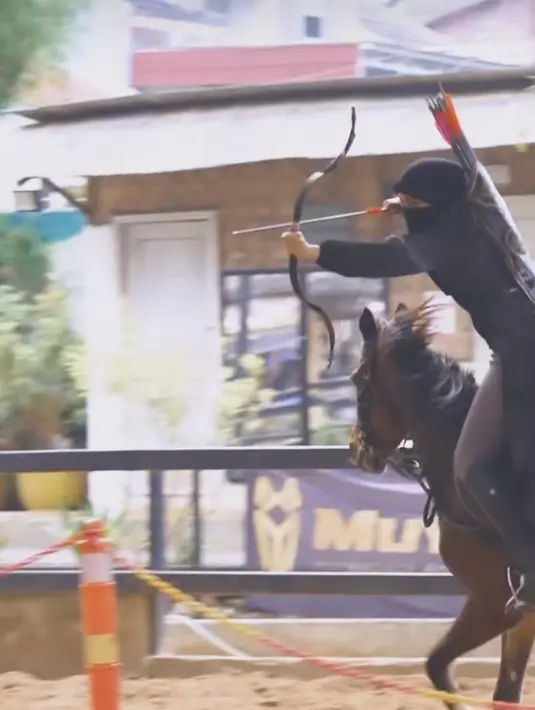 Di tengah kesibukannya menjadi selebgram, Dara Arafah selalu membagi waktunya untuk berkuda