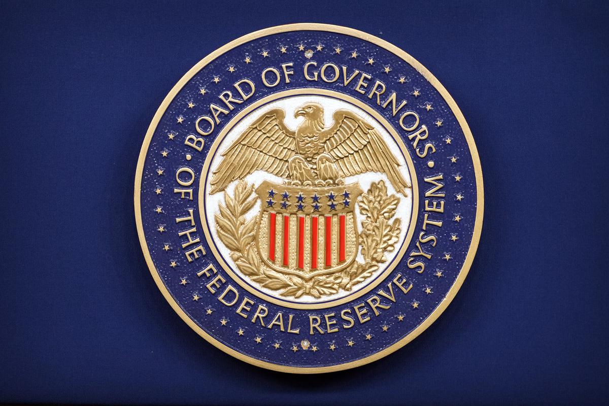 Logo Bank Sentral Amerika Serikat (AS) atau Federal Reserve (The Fed) di Washington. (AP Photo/Mark Schiefelbein)
