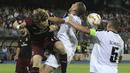 Pemain AC Milan, Alen Halilovic, duel udara dengan pemain F91 Dudelange, Clement Couturier, pada laga Liga Europa di StadionJosy Bathel, Letzebuerg, Kamis (20/9/2018). AC Milan menang 1-0 atas F91 Dudelange. (AP/Olivier Matthys)