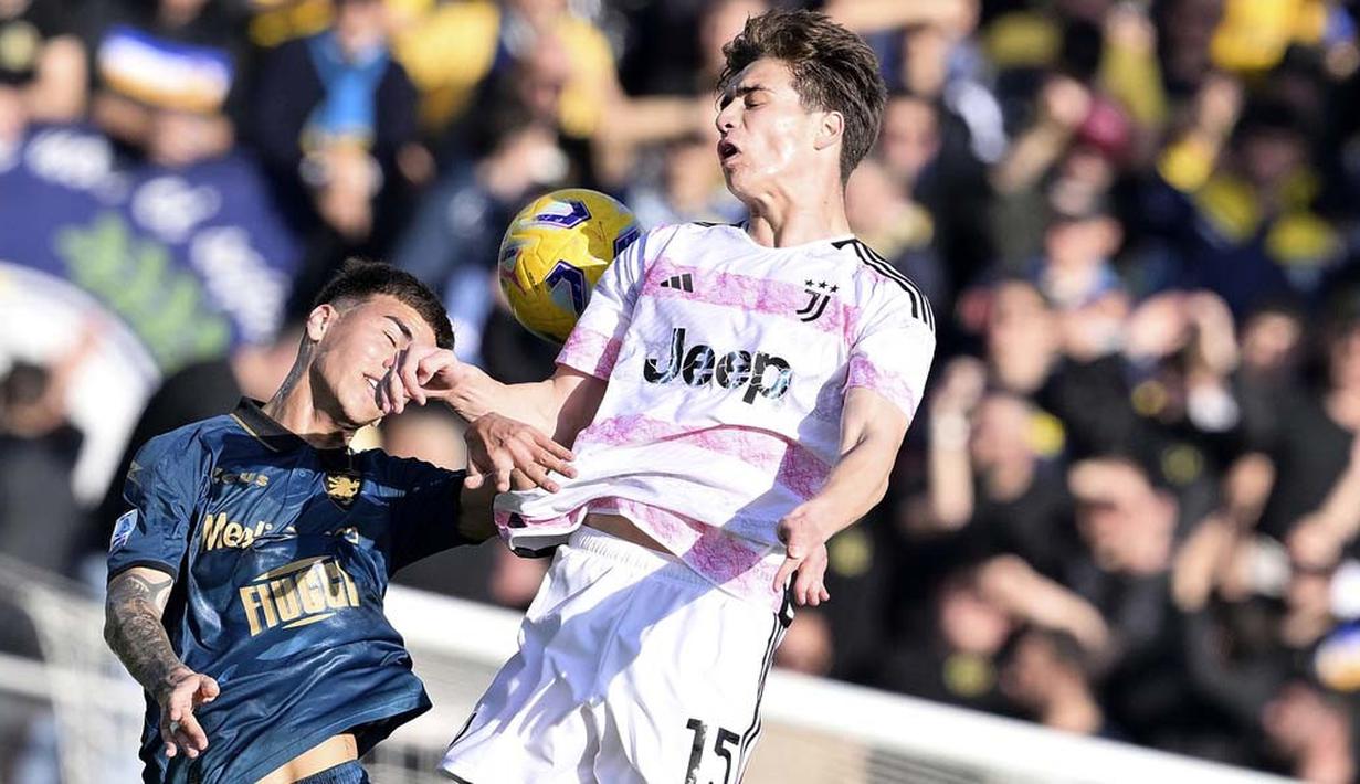 Pemain Juventus, Kenan Yildiz, duel udara dengan pemain Frosinone, Enzo Barrenechea, pada laga lanjutan Liga Italia di Stadion Benito Stirpe, Sabtu (23/12/2023). Pemain berpaspor Turki itu melewati kepungan tiga pemain lawan sebelum menjebol gawang Frosinone. (LaPresse via AP/Alfredo Falcone)