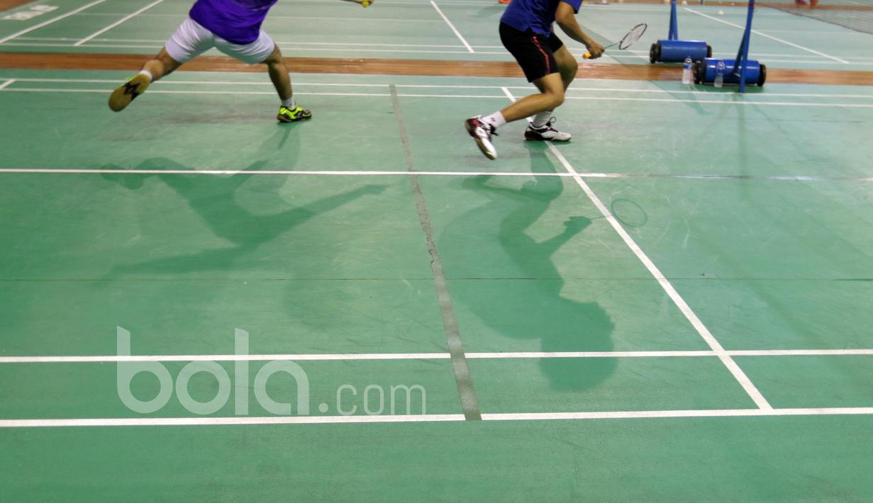 Pemain Ganda Putra tengah berlatih bersama di Pusat latihan Pelatnas Indonesia, Cipayung, Jakarta, (4/1/2017). (Bola.com/Nicklas Hanoatubun)