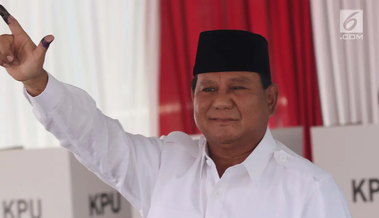 Calon Presiden no urut 02, Prabowo Subianto mengangkat tangan usai menggunakan hak pilihnya pada Pemilu 2019 di TPS 041 Kampung Curug, Desa Bojong Koneng, Babakan Madang, Kabupaten Bogor, Jawa Barat, Rabu (17/4). Prabowo didampingi Fadli Zon. (Liputan6.com/Helmi Fithriansyah)