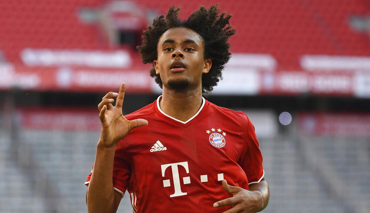 Pemain Bayern Munchen, Joshua Zirkzee, melakukan selebrasi usai membobol gawang Borussia Moenchengladbach pada laga Bundesliga di Allianz Arena, Minggu (14/6/2020). Bayern Munchen menang 2-1 atas Borussia Moenchengladbach. (AP/Matthias Balk)