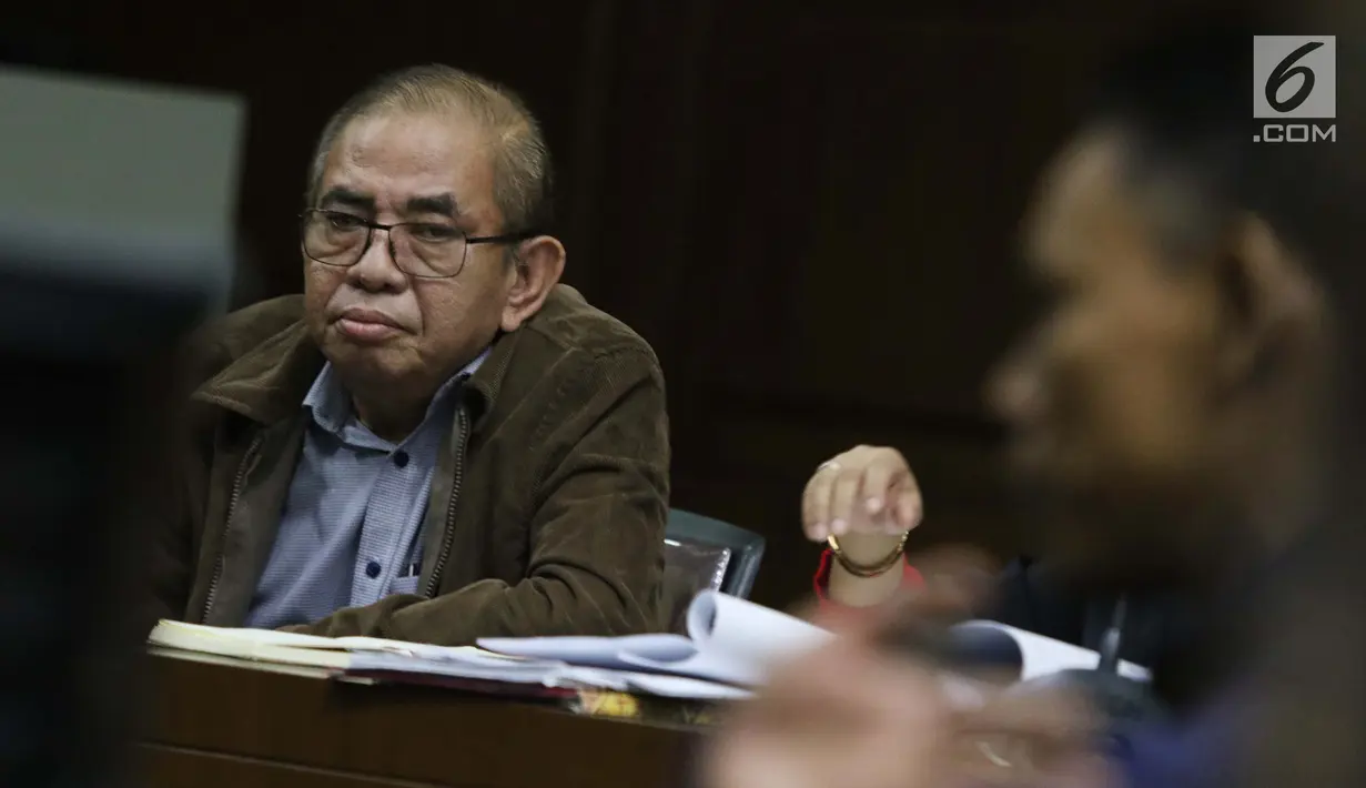 Terdakwa kasus dugaan suap limbah sawit yang juga mantan Ketua Komisi B DPRD Provinsi Kalteng Borak Milton menyimak keterangan saksi saat sidang lanjutan di Pengadilan Tipikor, Jakarta, Rabu (8/5/2019). Sidang tersebut beragenda mendengar keterangan dua orang saksi (Liputan6.com/Helmi Fithriansyah)