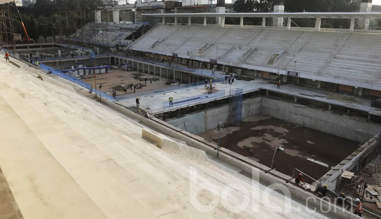 Suasana pengerjaan renovasi kolam renang di Komplek SUGBK. Renovasi venue stadion aquatik atau kolam renang tersebut menelan biaya hingga Rp 274 miliar. (Bola.com/M Iqbal Ichsan)