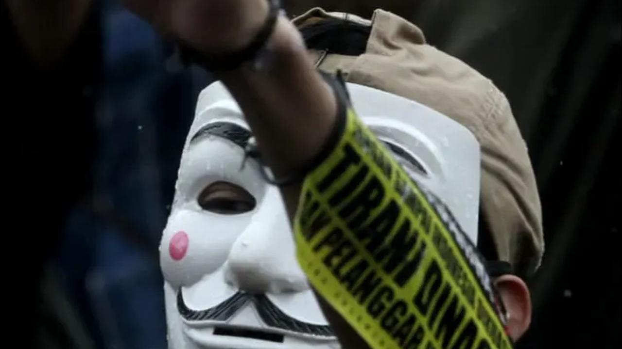 Mereka melakukan aksi penolakan dinasti politik serta pelanggaran HAM.