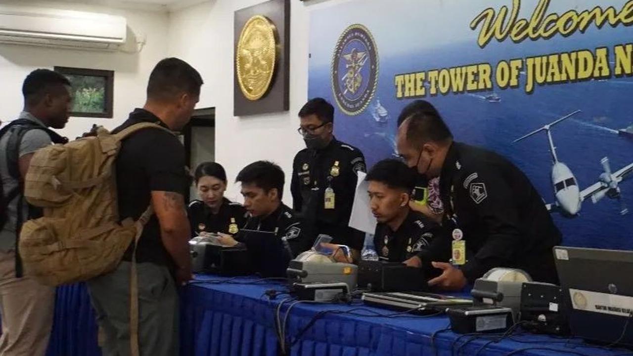 Sebelum bergerak ke daerah latihan, mereka diperiksa kelengkapan dokumen serta barang bawaan sesuai prosedur keimigrasian Indonesia oleh petugas Bea dan Cukai Bandara Juanda, Surabaya.