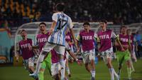 Selebrasi pemain Timnas Argentina U-17, Valentino Acuna setelah mencetak gol kedua ke gawang Timnas Jepang U-17 pada laga kedua Grup D Piala Dunia U-17 2023 di Stadion Si Jalak Harupat, Kabupaten Bandung, Selasa (14/11/2023). (Bola.com/Ikhwan Yanuar)