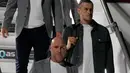 Gareth Bale (kanan) dari tim sepak bola nasional Wales tiba bersama rekan satu timnya jelang Piala Dunia 2022 di Bandara Internasional Hamad, Doha, Qatar, 16 November 2022. Wales akan memainkan pertandingan pertama mereka di Piala Dunia 2022 melawan Amerika Serikat pada 21 November. (AP Photo/Hassan Ammar)