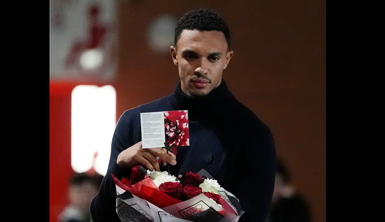 Pemain Real Madrid, Trent Alexander Arnold memberikan penghormatan untuk mendiang Diogo Jota di Anfield, Liverpool, Inggris, Senin, (03/11/2025) waktu setempat, menjelang pertandingan antara Liverpool melawan Real Madrid di Liga Champions. (AP Photo/PA/Peter Byrne)