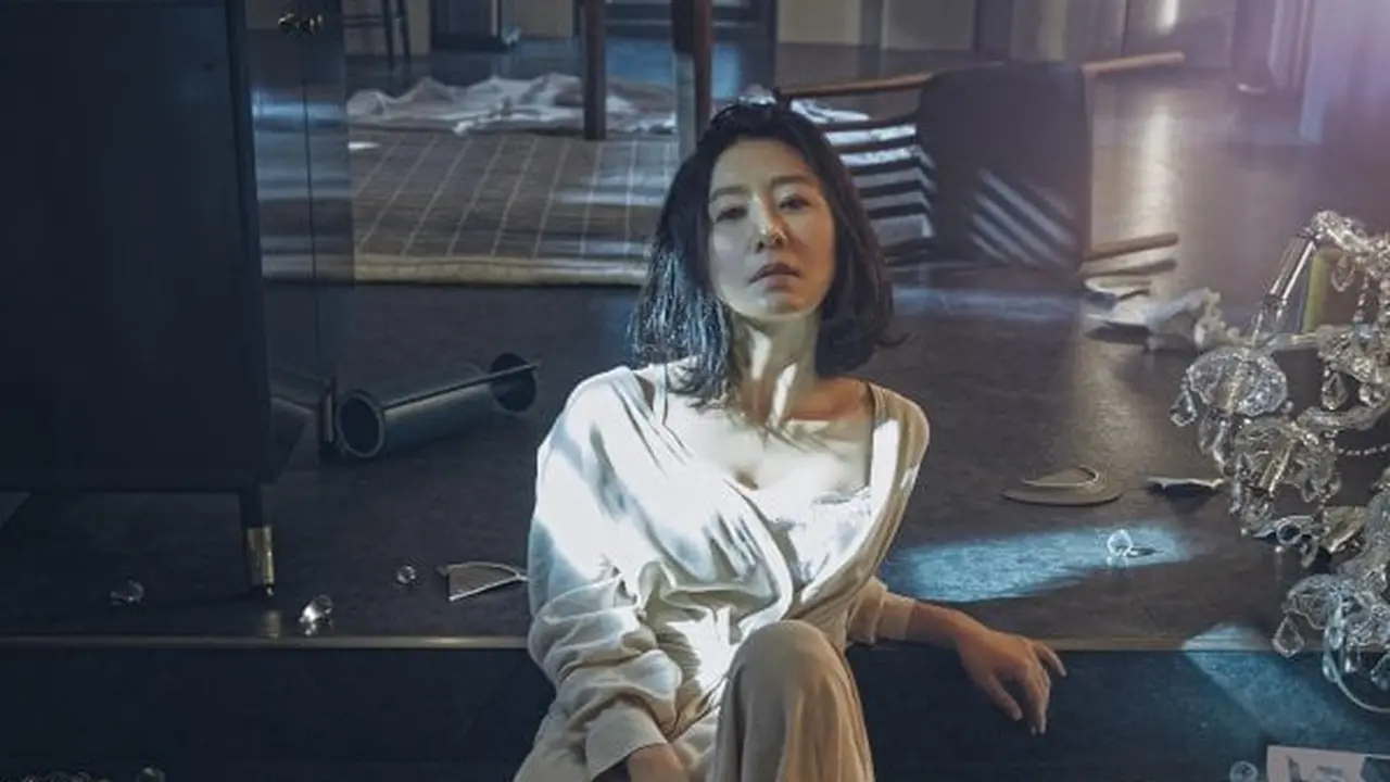 Kim Hee Ae dalam The World of the Married (JTBC via Soompi)