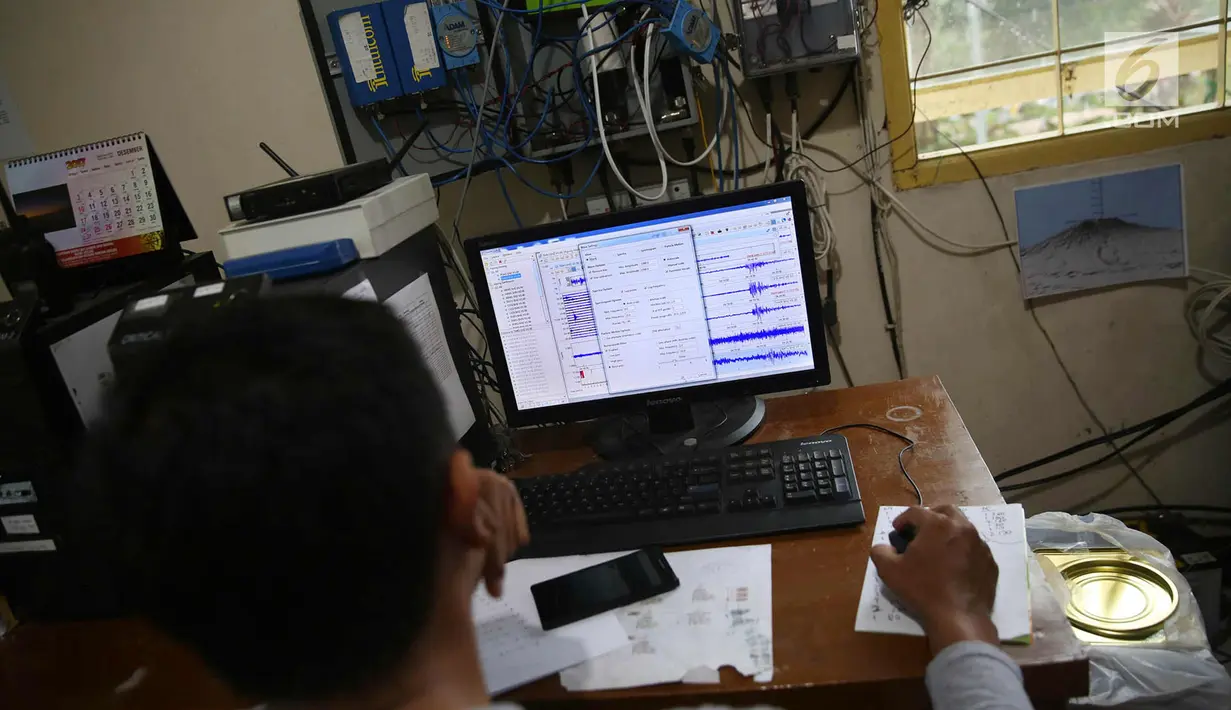 Petugas memantau aktivitas Gunung Agung dari Pos Pantau Rendang, Karangasem, Bali, Senin (4/12). Setiap hari, pos pantau tersebut bersiaga 24 jam melihat perkembangan Gunung Agung yang saat ini dalam status awas. (Liputan6.com/Immanuel Antonius)
