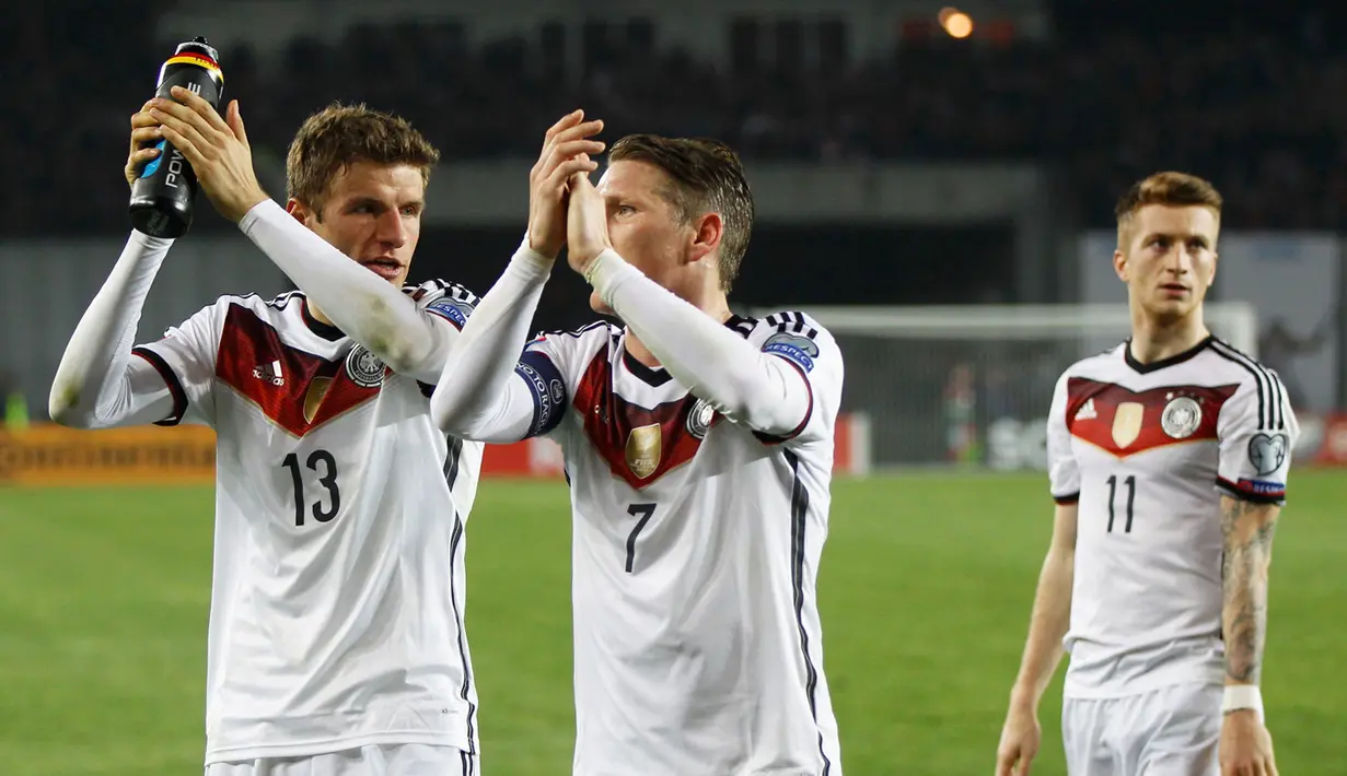 Penyerang Jerman, Thomas Mueller merayakan selebrasi bersama pemain Jerman lain usai memenangkan pertandingan saat kualifikasi Piala Eropa 2016 di Locomotiv Stadium, Minggu (29/3/2015). Jerman menang 2-0 atas Georgia. (REUTERS/David Mdzinarishvili)z)
