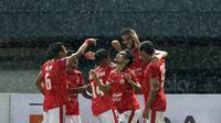 Para pemain Persija Jakarta merayakan gol Wllian Pachecho saat melawan Perseru Serui pada laga Liga 1 2017 di Stadion Patriot, Bekasi, Selasa (13/6/2017). (Bola.com/Nicklas Hanoatubun)