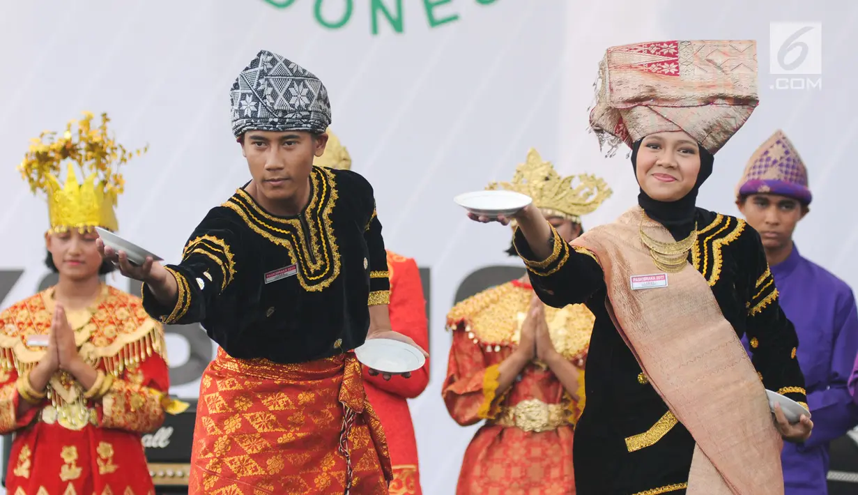 Anggota Paskibraka Nasional 2017 menari tarian daerah masing-masing saat apel kebangsaan di PPPON Cibubur, Jakarta Timur, Rabu (23/8). Sebanyak 3000 purna paskibraka dari seluruh Indonesia hadir dalam acara tersebut. (Liputan6.com/Yoppy Renato)