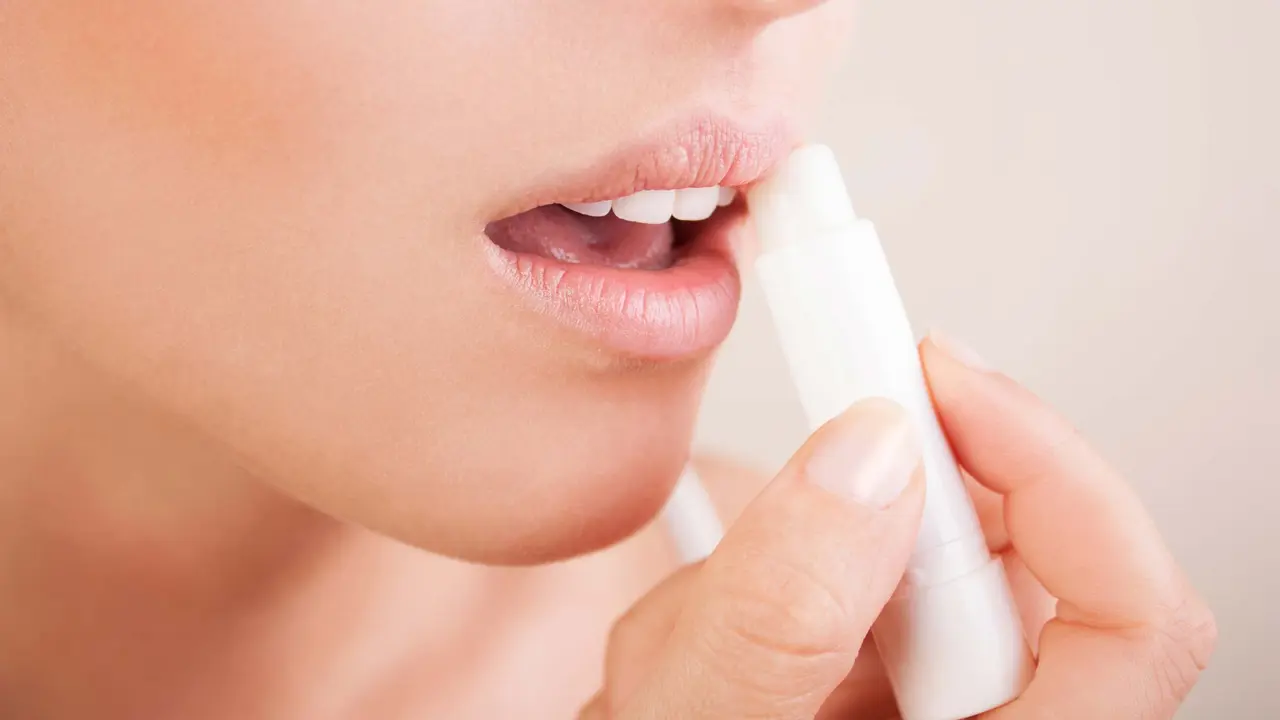 Bukan Cuma Buat Bibir, Ini 11 Manfaat Cerdas dari Sebuah Lip Balm