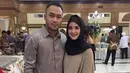 Seperti di foto ini, terlihat Andhara sedang berada di pesta pernikahan. Tampak cantik dengan balutan hijab hitam dengan baju gamis berwarna cokelat.  (Instagram/andharaearly)