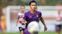 Pemain Persik Kediri, Dany Saputra berusaha mengejar bola saat menghadapi Madura United dalam laga pekan ke-13 BRI Liga 1 2021/2022 di Stadion Moch. Soebroto, Magelang, Rabu (24/11/2021). (Bola.com/Bagaskara Lazuardi)