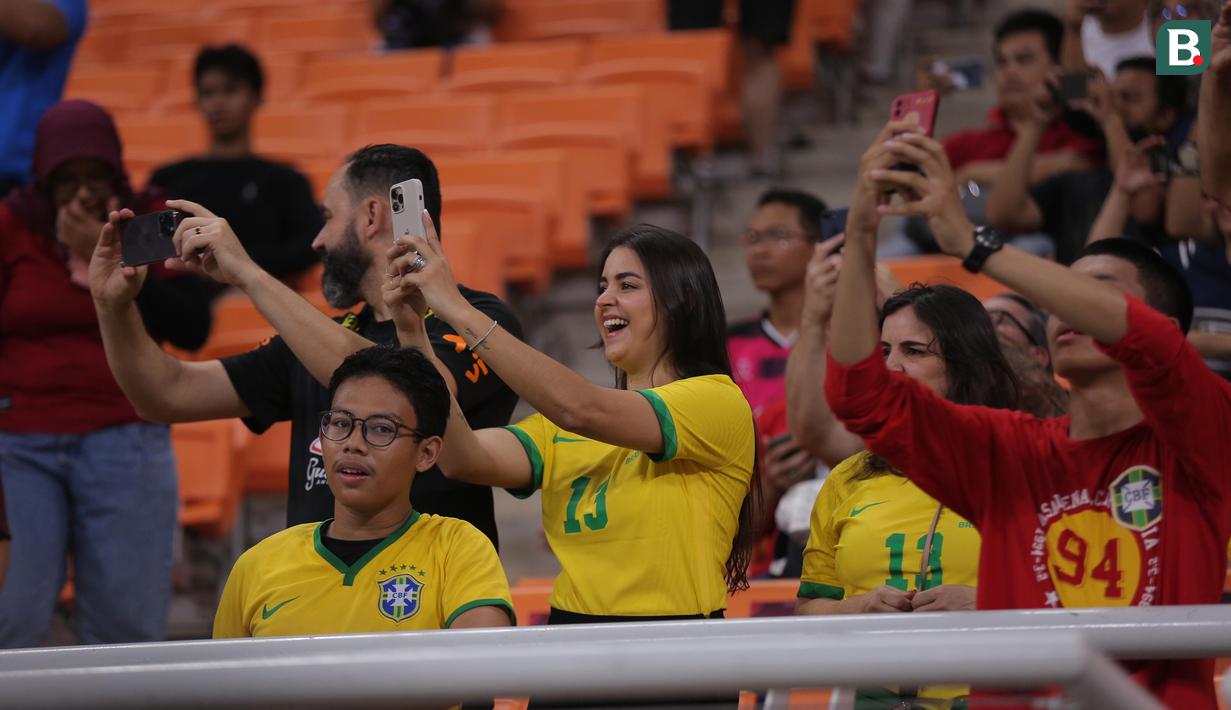 <p>Suporter Timnas Brasil U-17 hadir langsung di Jakarta International Stadium, Jakarta untuk memberikan dukungan kepada tim kesayangannya menghadapi Iran U-17 pada laga perdana Grup C Piala Dunia U-17 2023, Sabtu (11/11/2023) malam WIB. (Bola.com/Ikhwan Yanuar Harun)</p>