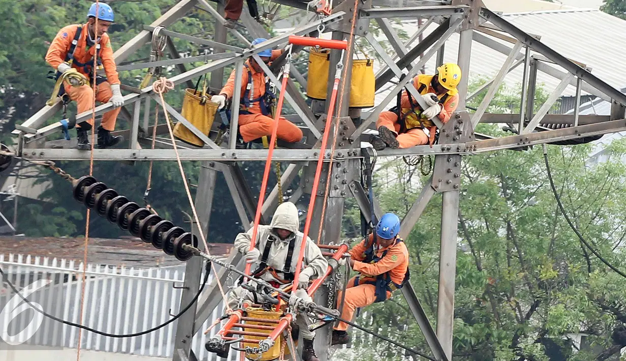 Suasana perbaikan Menara Sutet di Jalan Asia Afrika, Jakarta, Rabu (12/8/2015). Pekerjaan tersebut mengandung resiko besar karena jaringan listrik masih dipelihara tanpa dipadamkan. (Liputan6.com/Helmi Afandi)