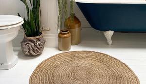 Selain mempercantik kamar mandi, tanaman hias ini juga mampu menyerap lembap sehingga udara tetap segar. (dok.money.co.uk).