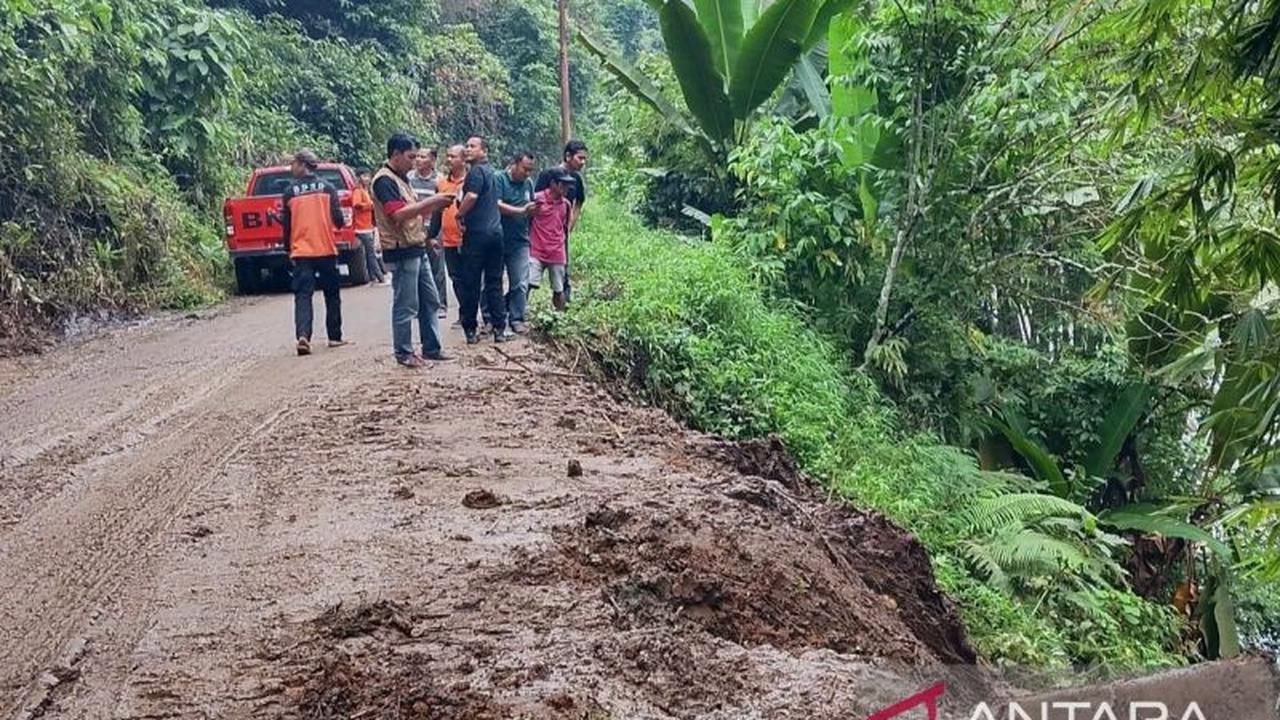 BPBD OKU Sigap Tangani Tanah Longsor di Gunung Meraksa, Arus Lalu Lintas Kembali Normal