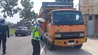 Satuan Lalu Lintas (Satlantas) Polres Garut, Jawa Barut mulai memarkir kendaraan sumbu 3 atau lebih, yang masih membandel lintas di Jalur mudik nasional selatan via Limbangan-Malangbong, Garut. (Liputan6.com/Jayadi Supriadin)