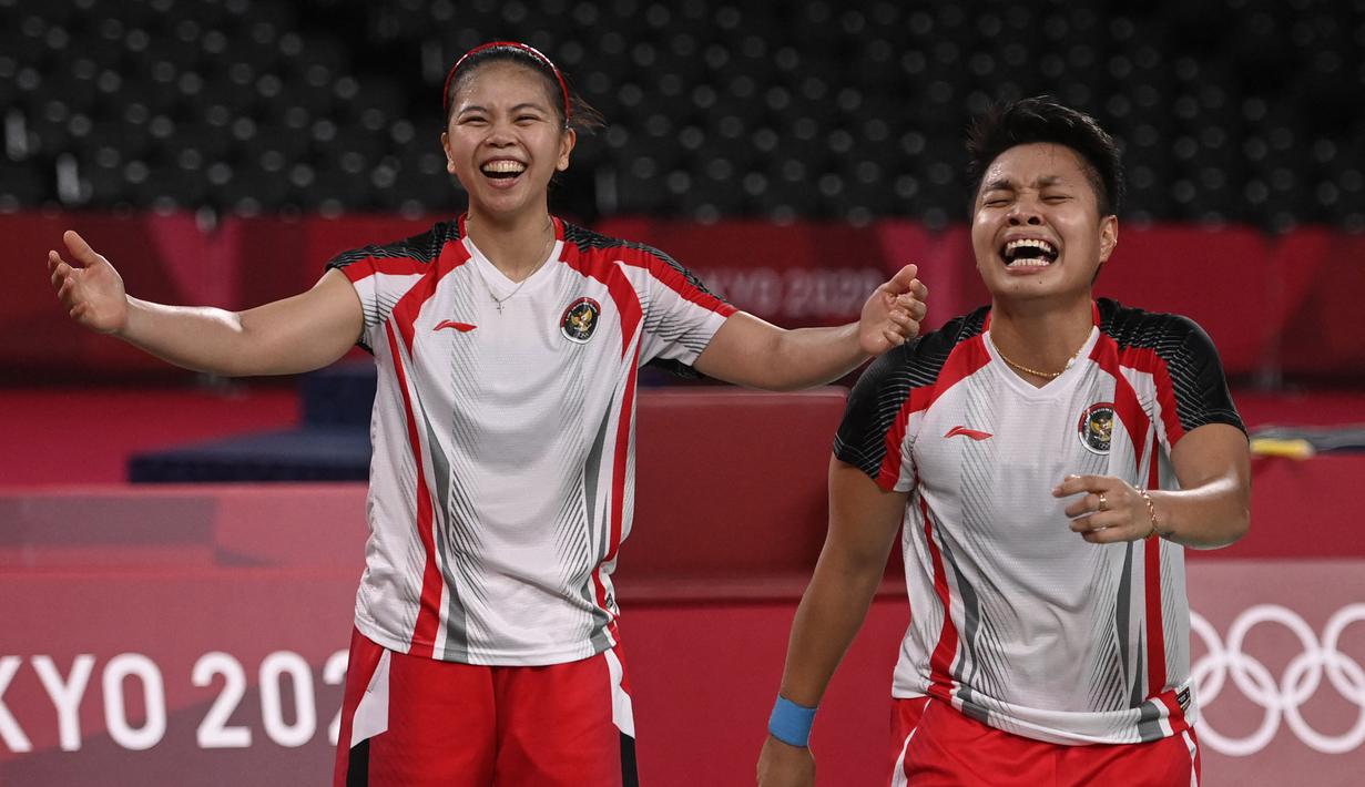 Pasangan Indonesia, Apriyani Rahayu dan Greysia Polii (kiri) merayakan kemenangan setelah pertandingan final bulu tangkis ganda putri melawan Jia Yifan dan Chen Qingchen dari China selama Olimpiade Tokyo 2020 di Musashino Forest Sports Plaza di Tokyo pada 2 Agustus 2021. (AFP/Alexander Nemenov)