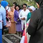 Menteri Yohana Yembise didampingi Ibu Wapres, Mufidah Jusuf Kalla ziarah dan tabur bunga di Taman Makam Pahlawan Kalibata, Jakarta.