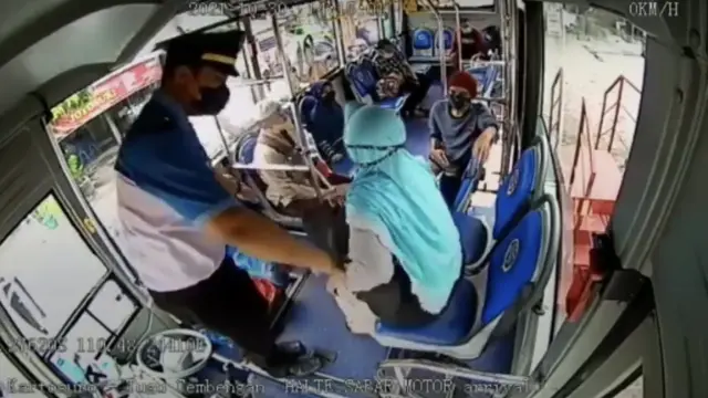 Tuai Pujian, Aksi Driver Batik Trans Solo yang Bantu Turunkan Penumpang Tunanetra dari Bus
