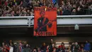 Fans Liverpool memajang banner raksasa bergambar pelatih Juergen Klopp saat Liverpool West Bromwich Albion pada lanjutan Premier League pekan ke-9 di Stadion Anfield, Minggu (23/10/2016) dini hari WIB. (Reuters/Phil Noble)