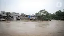 Kondisi banjir yang merendam permukiman warga bantaran Sungai Ciliwung, Jakarta, Senin (10/10/2022). Hingga pukul 09.00 WIB hari ini, Badan Penanggulangan Bencana Daerah (BPBD) DKI Jakarta mencatat sebanyak 68 RT di Jakarta terendam banjir akibat luapan Sungai Ciliwung. (Liputan6.com/Faizal Fanani)