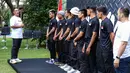 Ketua Umum Komite Olahraga Beladiri Indonesia (KOBI), Ardi Bakrie memberikan pesan kepada para fighter saat konferensi pers mengenai pemberangkatan atlet MMA ke China yang berlangsung di Menteng, Jakarta Pusat, Senin (21/10/2024). (Bola.com/Bagaskara Lazuardi)