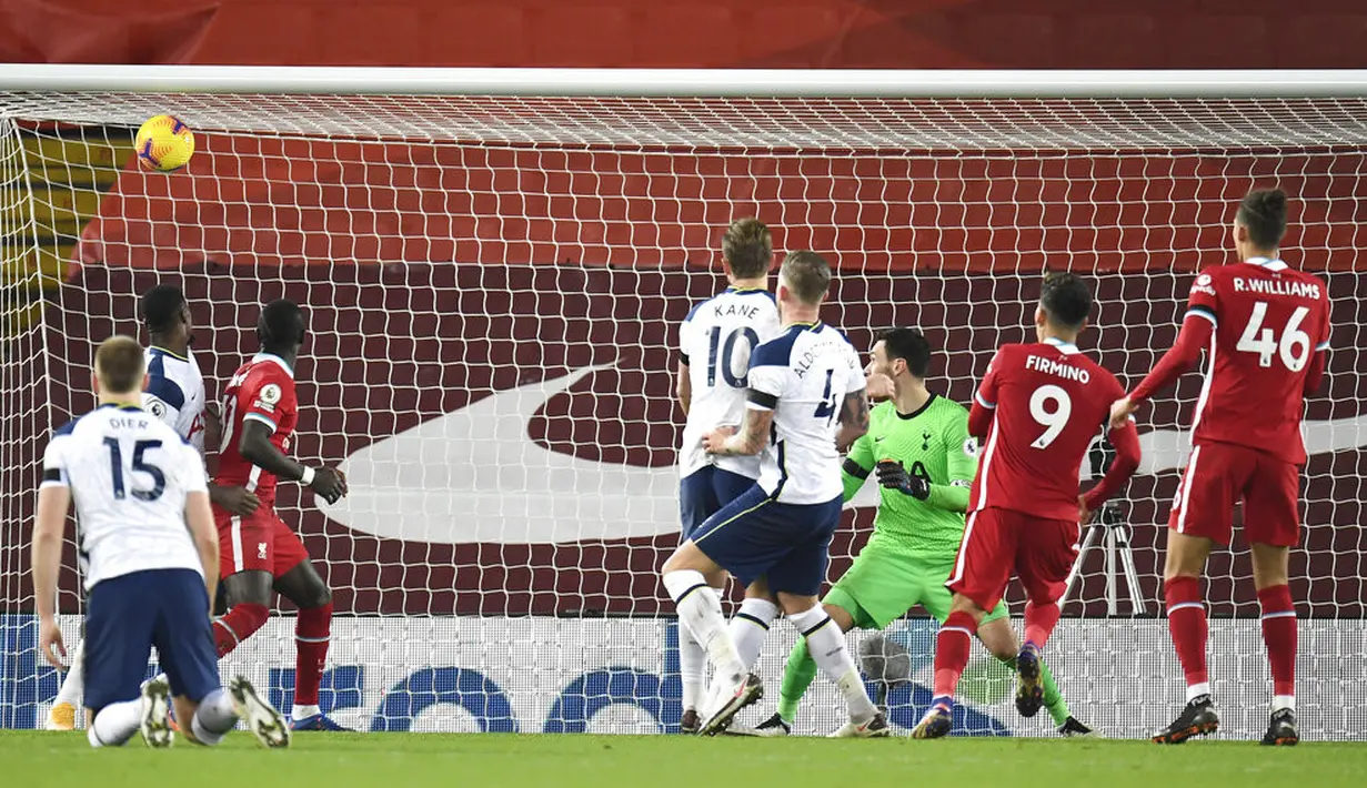 Pemain Liverpool Roberto Firmino (kedua kanan) menyaksikan saat dia mencetak gol ke gawang Tottenham Hotspur pada pertandingan Liga Inggris di Anfield, Liverpool, Inggris, Rabu (16/12/2020). Liverpool mengudeta Tottenham dari puncak klasemen usai menang 2-1. (Peter Powell/ Pool via AP)