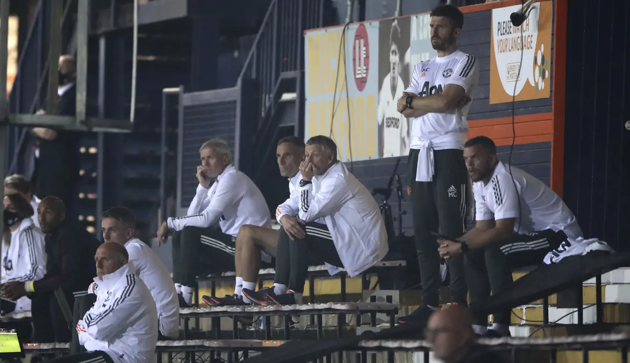 Manajer Manchester United Ole Gunnar Solskjaer (ketiga kanan) menyaksikan anak asuhnya bermain melawan Luton Town pada pertandingan babak ketiga Piala Liga Inggris di Kenilworth Road, Luton, Inggris, Selasa (22/9/2020). Manchester United mengalahkan Luton Town 3-0. (Nick Potts/Pool via AP)