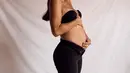 Dalam potret terbaru, Jennifer menunjukkan baby bumpnya. Dengan mengenakan strapless bra dan celana panjang hitam. (instagram/jenniferbachdim)