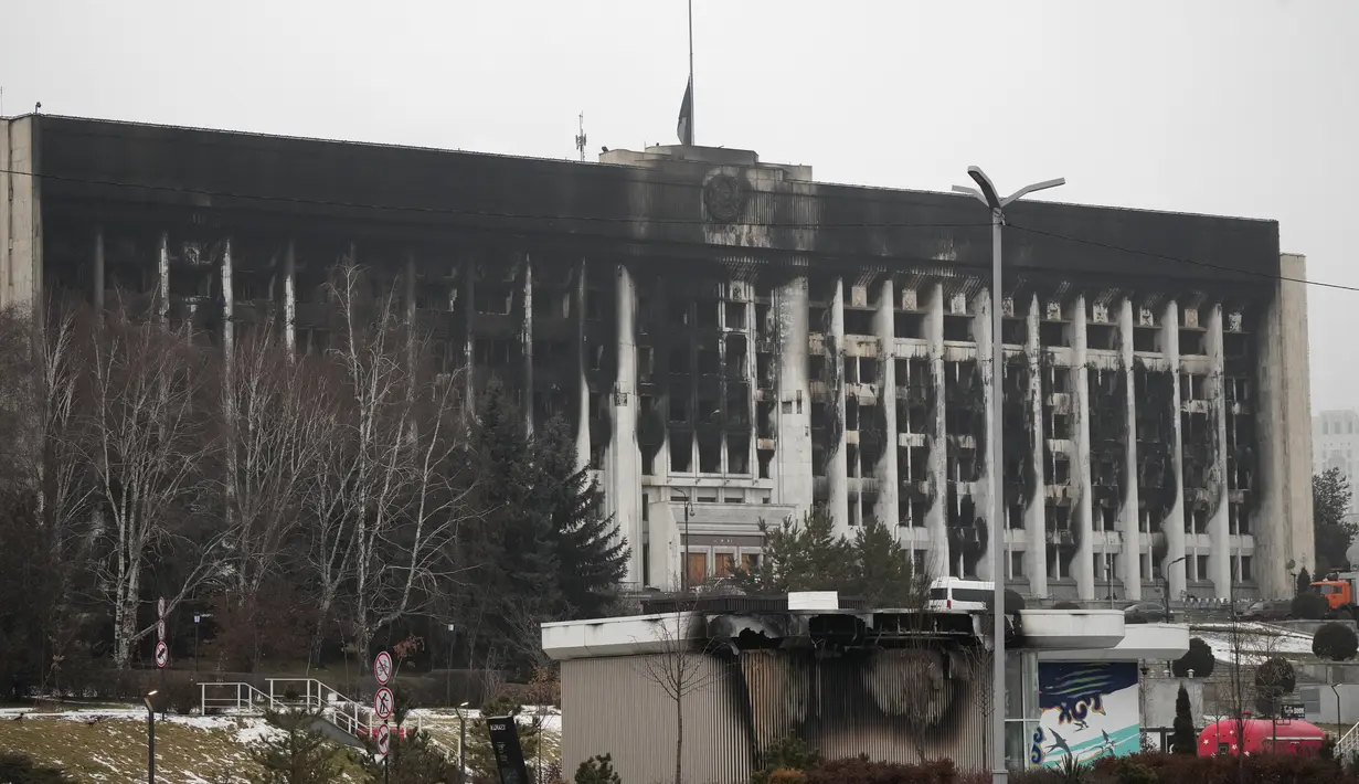Pemandangan gedung balai kota setelah bentrokan di alun-alun yang diblokir pasukan dan polisi di Almaty, Kazakhstan (10/1/2022). Komite Keamanan Nasional, badan kontra intelijen dan anti-teror Kazakhstan, mengatakan situasi di negara telah "stabil dan terkendali." (AP Photo)