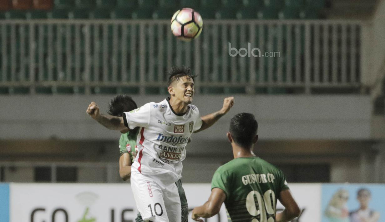 Striker Bali United, Irfan Bachdim,duel udara dengan pemain PS TNI pada laga lanjutan Liga 1 di Stadion Pakansari, Bogor, Senin (10/7/2017). (Bola.com/M Iqbal Ichsan)