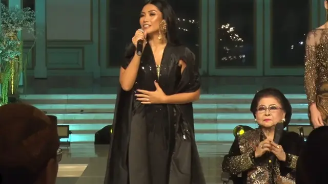 Pesona Eksotis Anggun C. Sasmi di Solo yang Membius Mengenakan Dress Batik Kawung