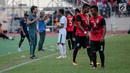 Pelatih Luis Milla memberikan Instruksi kepanda Evan Dimas saat melawan Timor Leste pada  SEA Games 2017 di Stadion Selayang, Selangor, Minggu (20/8). Indonesia menang 1-0. (Liputan6.com/Faizal Fanani)